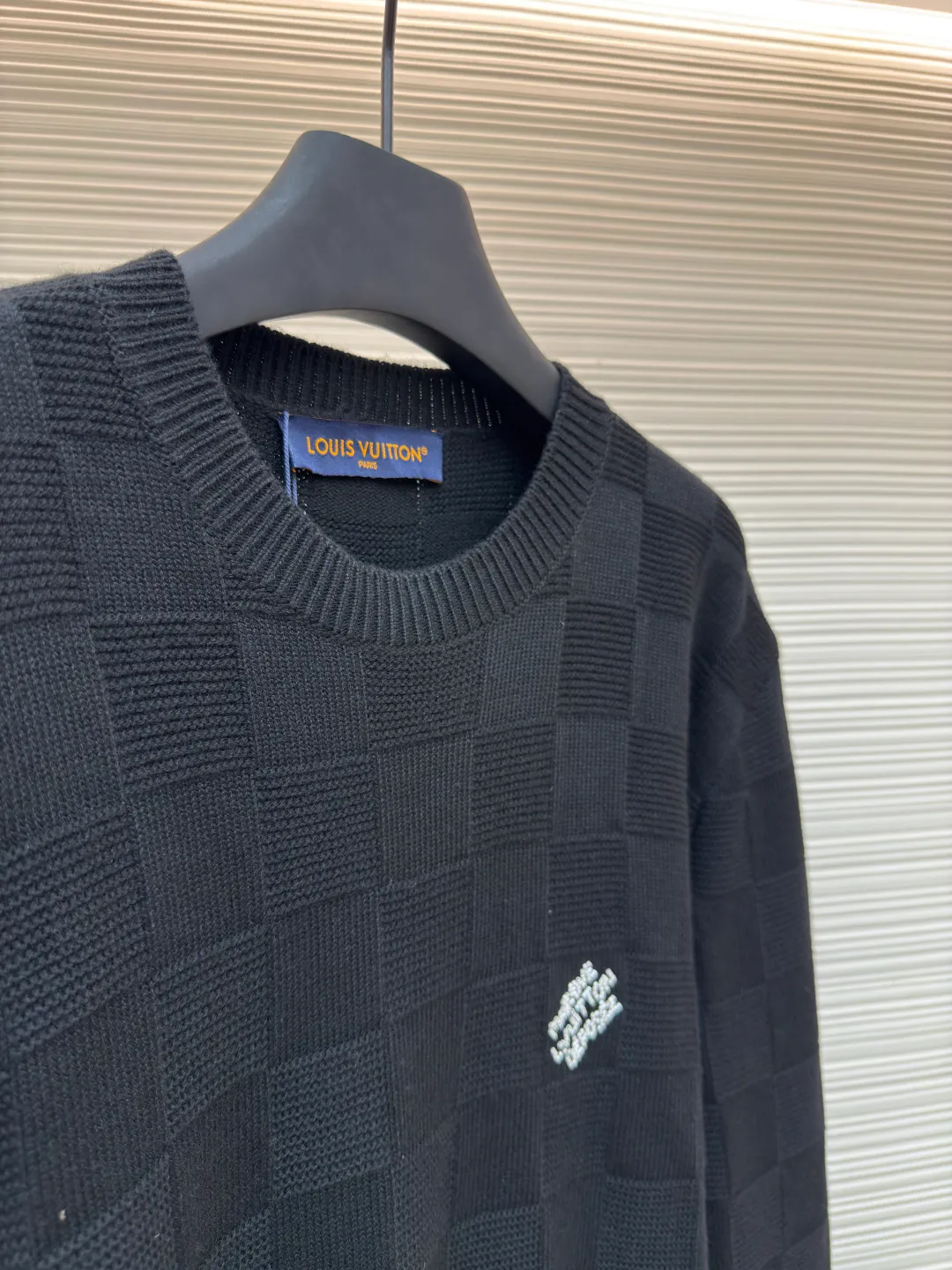 LOUIS VUITTON wool beaded pullover ●Authentic product: Purchased and developed for 10999 ●Item number: 1680459-B90 ●Fabric: wool fabric ●Technology: Knitted production ●Version: Loose fit ●Weight: about 780 grams ●Size: XS-S-M-L ●Description: The fabric is made of 100% exclusive wool fabric to ensure its rich texture and excellent performance. Made with imported computer cutting technology, the workmanship quality is immediately reflected. The overall wiring is straight and delicate, the fabric is comfortable and soft, and the color is consistent without color difference. It can be matched with the same style to create a fashionable look and control various occasions. Customized accessories, complete with three standards, same style for men and women!